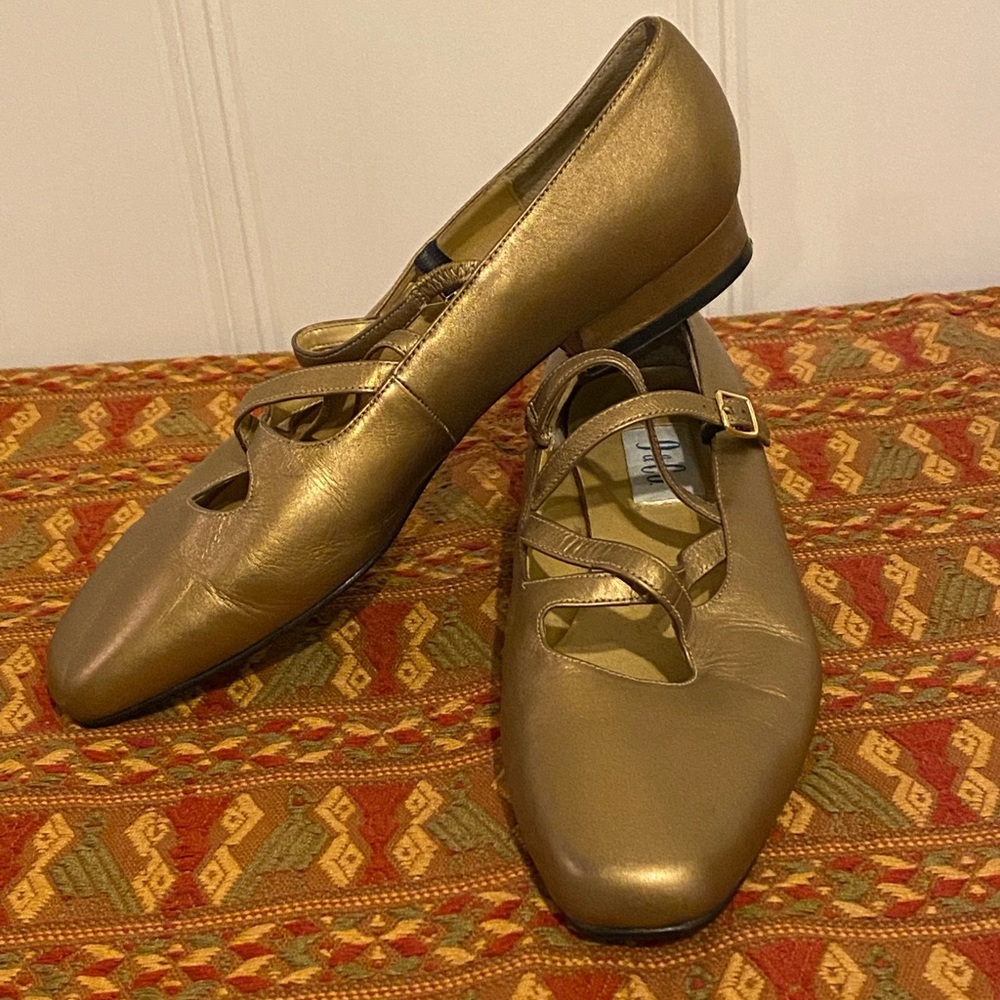 Gold cross strapped gold flats